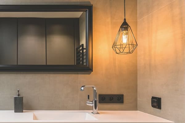 Badspiegel über dem Waschbecken