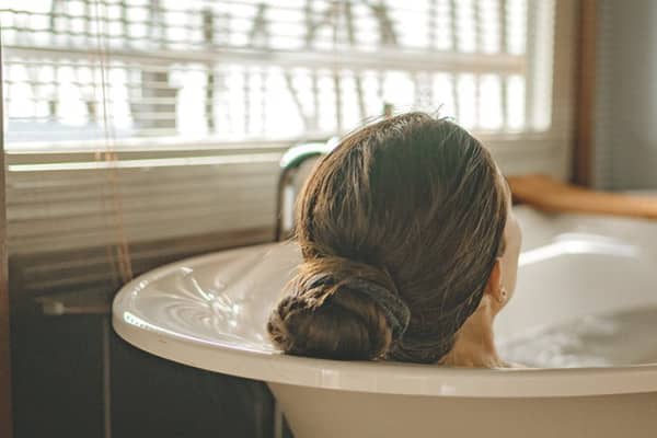 Frau in der Badewanne
