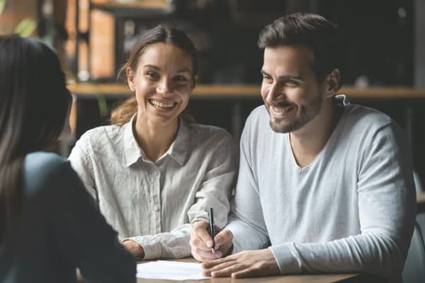 Immobilienverkäufer lassen sich von einem Makler beraten