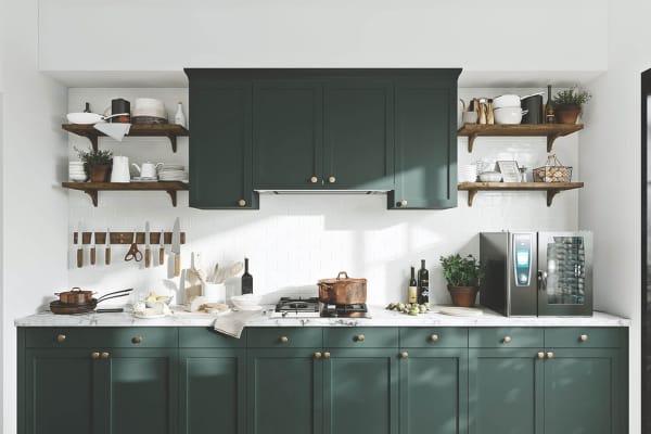 Dunkelgrüne Landhausküche mit offenen Holzregalen und weißer Fliesenrückwand