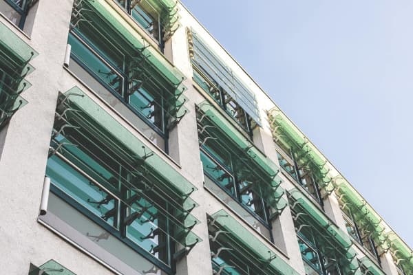 Lamellenfenster am Gebäude