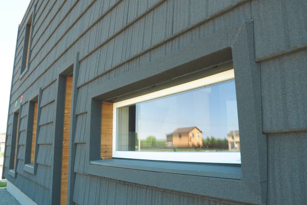 Passivhaus mit Passivhausfenstern in Nahaufnahme