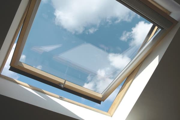 Schwingfenster mit Blick in den Himmel