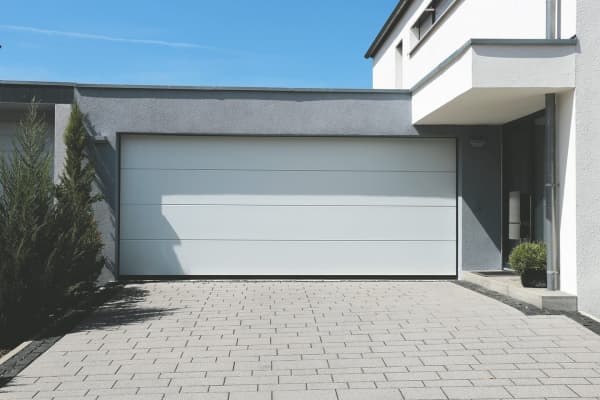 Angebaute Fertiggarage mit breitem Sektionaltor