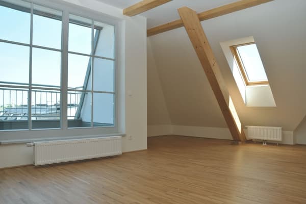 Ein Dachgeschoss nach einem Dachausbau mit verschiedenen Dachfenstern