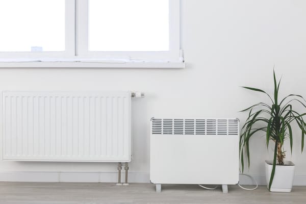 Nachtspeicherheizung in einem weißen Raum