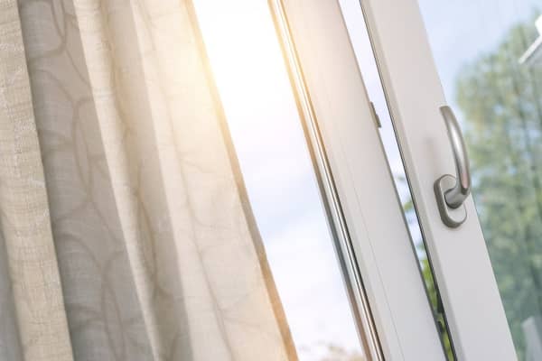 Kippfenster aufgeklappt mit Sonne