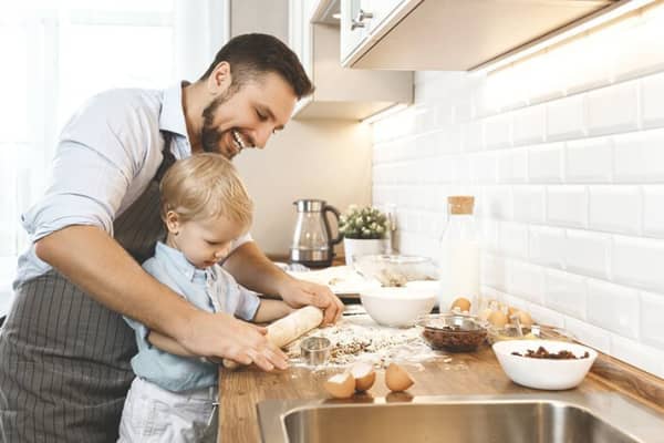 Vater mit Sohne am backen