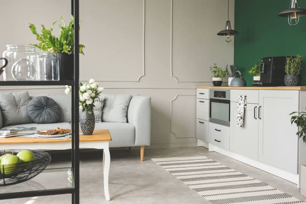 Kleine Küche im skandinavischen Stil – helle Wohnküche mit Pflanzen und Holzdetails