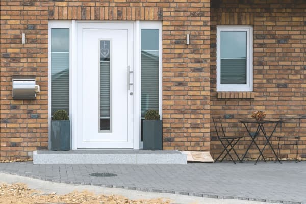 weiße Kunststoffhaustür mit Seitenteilen