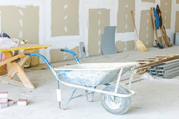 Schubkarre vor Trockenbauwänden