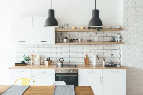 Moderne, weiße Küchenzeile mit offenem Holzregal und Esstisch