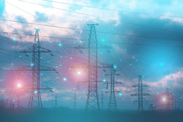 Stromleitungen mit blauem Himmel