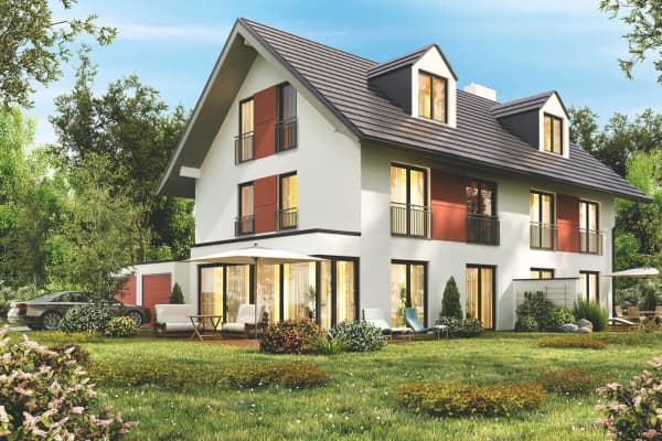 Modernes Einfamilienhaus mit weißer Fassade, grau gedecktem Dach und bodentiefen Fenstern in Garten mit grüner Wiese und Bäumen