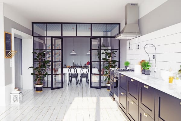 Küche mit Raumteiler aus Glas