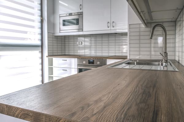 Dunkelbraune Küchenarbeitsplatte