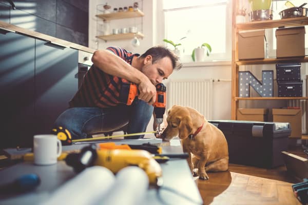 Mann schraubt an Arbeitsplatte