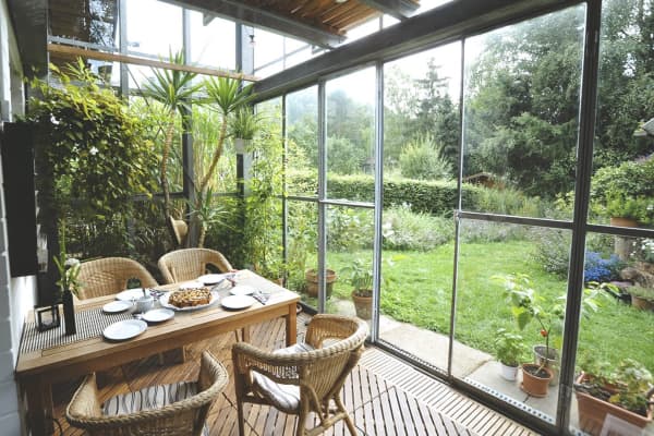 Wintergarten mit großen Fenstern