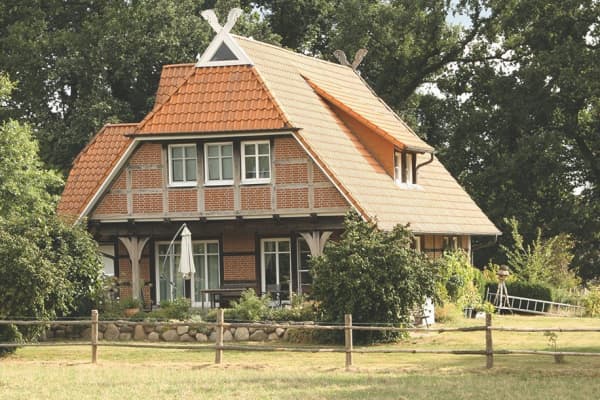Einfamilienhaus mit grünem Garten