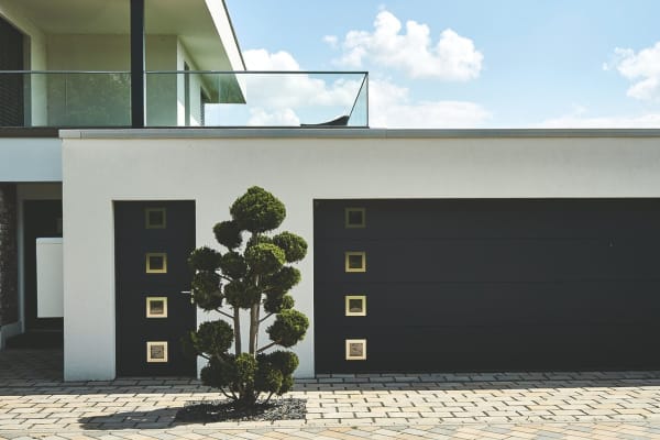 moderne Garage vor einem Neubau