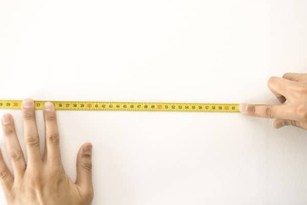 Hände mit Maßband