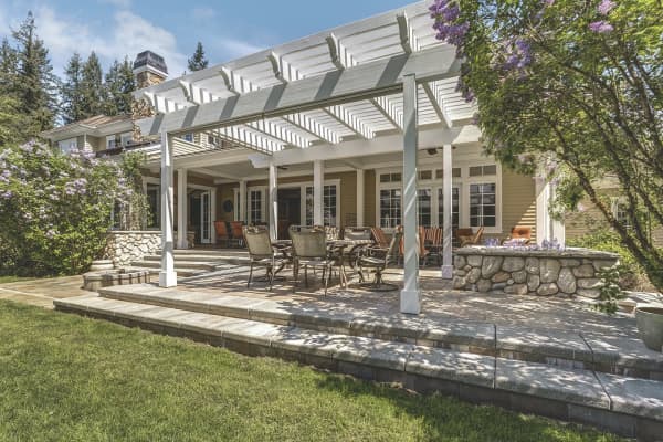 gepflegte Stein-Terrasse mit Pergola aus Holz