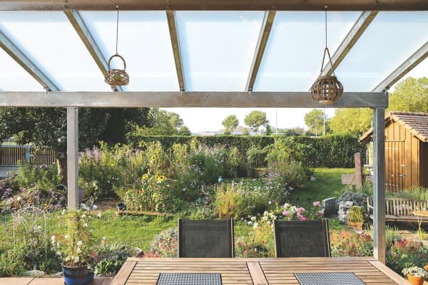 Terrassenüberdachung mit Milchglas mit Blick in den Garten