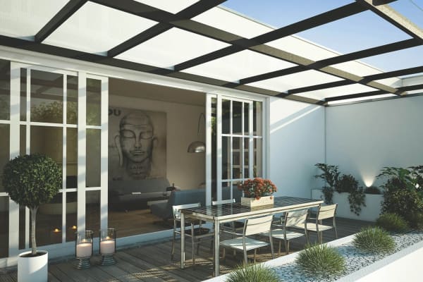 Terrasse mit Glasdach und Zugang zum Wohnzimmer