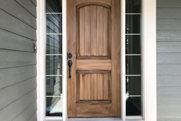 Haustür aus Massivholz mit Glas-Seitenteilen