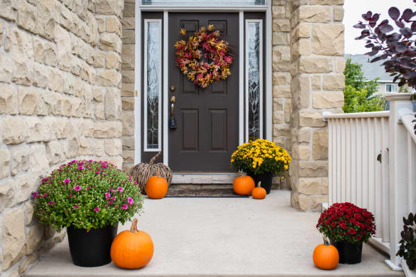 Haustür mit Seitenteilen und Oberlicht mit Ornamentglas