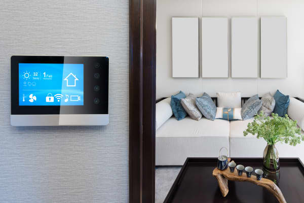 Bedienung eines Smart Home Systems neben einer offenen Tür