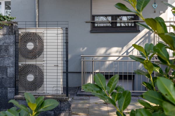 Wärmepumpe vor einem modernen Haus