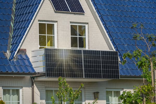 Solarmodule eines Balkonkraftwerks an einem Wohnhaus