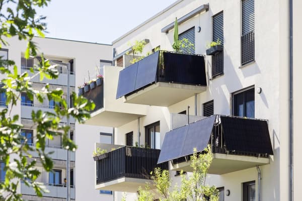 Mehrfamilienhaus mit mehreren Balkonkraftwerken