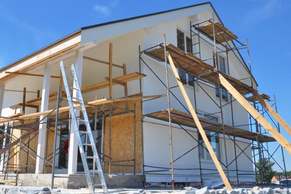 Einfamilienhaus mit Gerüst und sanierten Wänden