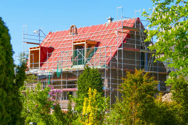 Neubau eines Einfamilienhauses während der Fertigstellung