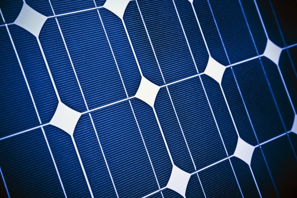 Nahansicht der Zellen in einem blauen Solarmodul