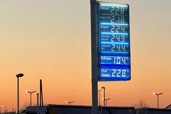 Anzeigentafel mit Spritpreisen an einer Tankstelle in Deutschland