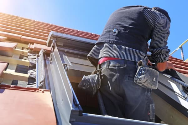 Einbau und Montage neuer Dachfenster als Teil einer Dachabdeckung