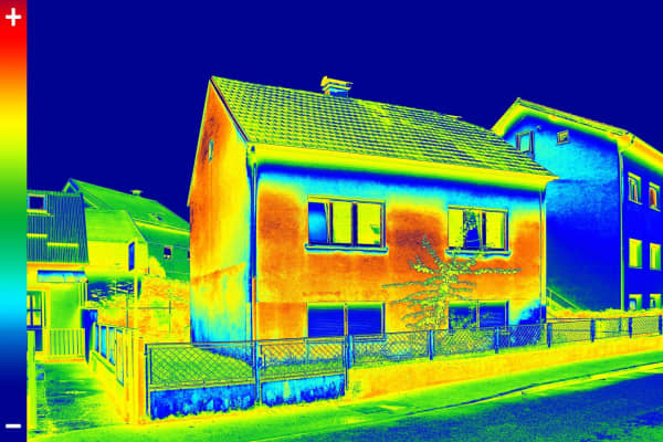 Infrarot-Thermografie-Bild eines Hauses mit Bereichen mit unzureichender Wärmedämmung