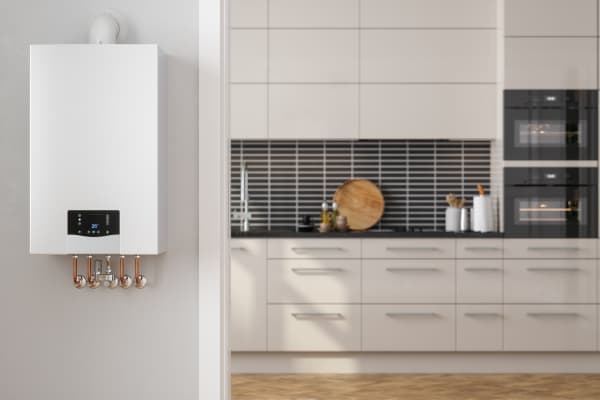 Moderne Gastherme mit weißer Küchenzeile im Hintergrund