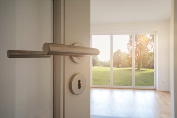 Nahaufnahme einer Tür zum leerstehenden Wohnbereich im Erdgeschoss einer Immobilie