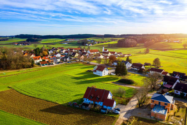 Wohnhäuser in einer ländlich gelegenen Ortschaft in Deutschland