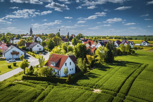 Luftaufnahme einer Ortschaft im Grünen in Bayern