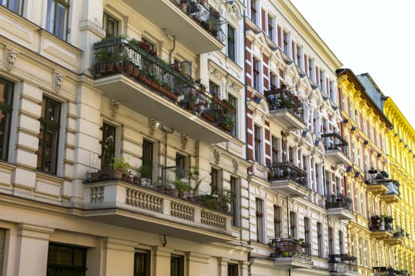 Straßenansicht alter Mehrfamilienhäuser in Berlin