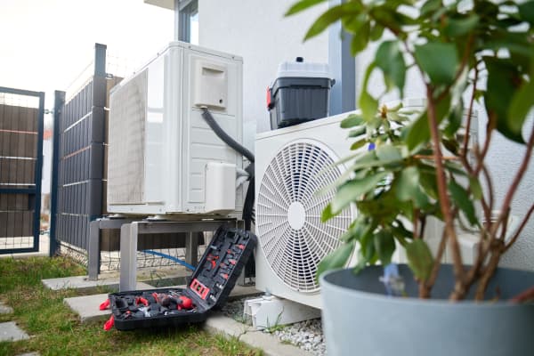 Installation einer Wärmepumpe vor einem Wohngebäude