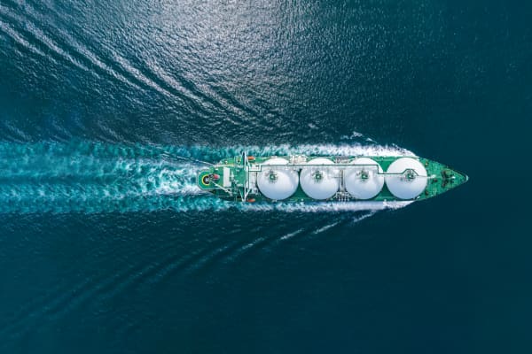 Sicht von oben auf einen LNG-Tanker, der durch das Meer fährt
