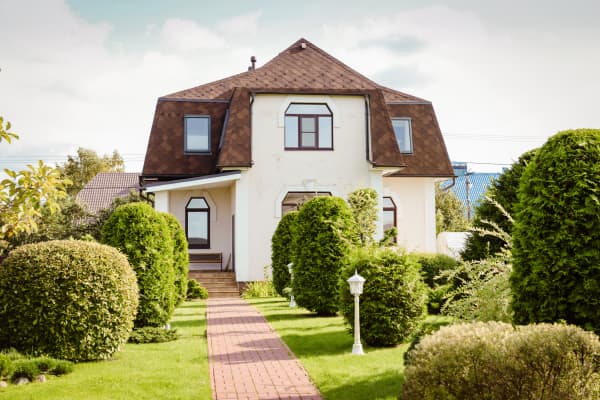 Freistehendes, älteres Einfamilienhaus mit brauner Dacheindeckung in gepflegtem Garten