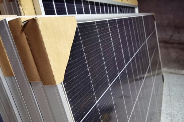 Mehrere neue, aneinandergestellte, verpackte Solarmodule