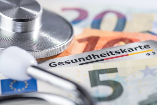 Gesundheitskarte, Stethoskop und Euroscheine in Nahaufnahme